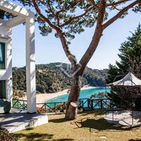 Вилла у озера, у моря в Испании, Каталония, Льорет-де-Мар, 350 кв.м.