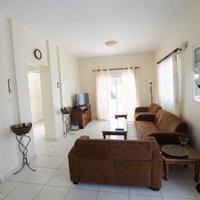 Вилла на второй линии моря/озера на Кипре, Пафос, 200 кв.м.