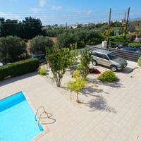 Вилла на второй линии моря/озера на Кипре, Пафос, 200 кв.м.