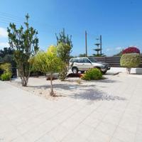 Вилла на второй линии моря/озера на Кипре, Пафос, 200 кв.м.