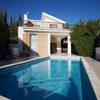 Вилла на первой линии моря/озера на Кипре, Пафос