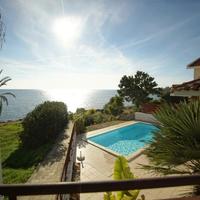 Вилла на первой линии моря/озера на Кипре, Пафос