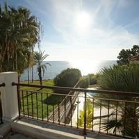 Вилла на первой линии моря/озера на Кипре, Пафос