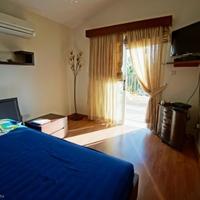 Вилла на первой линии моря/озера на Кипре, Пафос