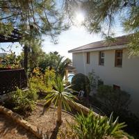 Вилла на первой линии моря/озера на Кипре, Пафос