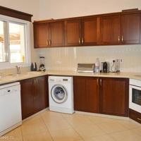 Вилла на второй линии моря/озера, в пригороде на Кипре, Пафос, 400 кв.м.