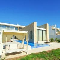 Villa at the first line of the sea / lake, in the suburbs in Republic of Cyprus, Eparchia Pafou, 650 sq.m.