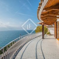 Вилла у озера, у моря в Испании, Каталония, Льорет-де-Мар, 263 кв.м.