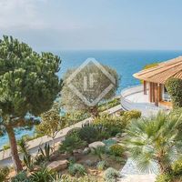 Вилла у озера, у моря в Испании, Каталония, Льорет-де-Мар, 263 кв.м.