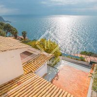 Вилла у озера, у моря в Испании, Каталония, Льорет-де-Мар, 263 кв.м.