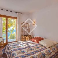 Вилла у озера, у моря в Испании, Каталония, Льорет-де-Мар, 263 кв.м.