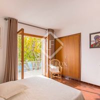 Вилла у озера, у моря в Испании, Каталония, Льорет-де-Мар, 263 кв.м.