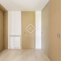 Apartment in the big city in Spain, Catalunya, Barcelona, 115 sq.m.