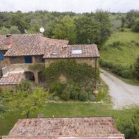 House in the suburbs in Italy, Montalcino, 250 sq.m.