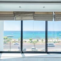 Апартаменты в центре города, на первой линии моря/озера в Турции