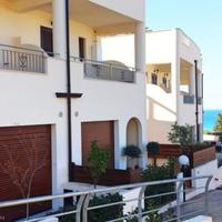 Townhouse at the first line of the sea / lake in Italy, Liguria