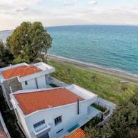 Villa at the first line of the sea / lake in Greece, Central Macedonia, 180 sq.m.