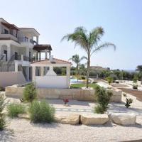 Villa at the second line of the sea / lake, in the suburbs in Republic of Cyprus, Eparchia Pafou, 950 sq.m.