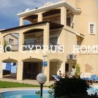 House at the second line of the sea / lake, in the city center, in the suburbs in Republic of Cyprus, Eparchia Pafou, 250 sq.m.