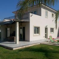 House at the second line of the sea / lake, in the city center in Republic of Cyprus, Lemesou, Limassol, 165 sq.m.