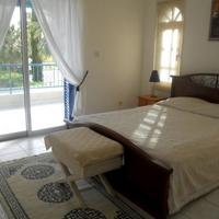 Вилла на первой линии моря/озера, в пригороде на Кипре, Пафос, 150 кв.м.