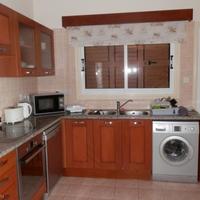 Вилла на первой линии моря/озера, в пригороде на Кипре, Пафос, 197 кв.м.