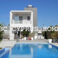 Villa at the second line of the sea / lake, in the suburbs in Republic of Cyprus, Eparchia Pafou, 200 sq.m.