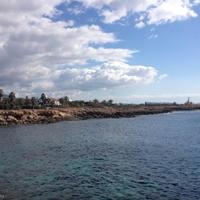 Дом на первой линии моря/озера, в пригороде на Кипре, Пафос, 300 кв.м.