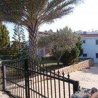 Дом на первой линии моря/озера, в пригороде на Кипре, Пафос, 300 кв.м.