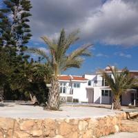 Дом на первой линии моря/озера, в пригороде на Кипре, Пафос, 300 кв.м.