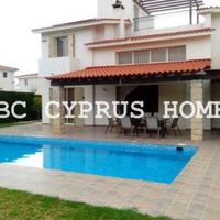 House at the first line of the sea / lake, in the suburbs in Republic of Cyprus, Eparchia Pafou, 200 sq.m.