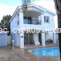 Дом в центре города, на первой линии моря/озера, в пригороде на Кипре, Пафос, 150 кв.м.