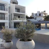 Дом на второй линии моря/озера, в центре города, в пригороде на Кипре, Лимасол, 596 кв.м.