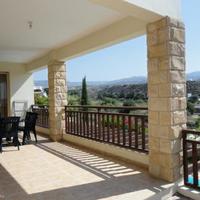 Вилла на второй линии моря/озера на Кипре, Пафос, 180 кв.м.