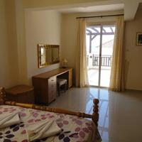 Вилла на второй линии моря/озера на Кипре, Пафос, 180 кв.м.