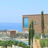 Villa at the first line of the sea / lake, in the suburbs in Republic of Cyprus, Eparchia Pafou, 490 sq.m.