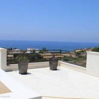 Villa at the first line of the sea / lake, in the suburbs in Republic of Cyprus, Eparchia Pafou, 490 sq.m.