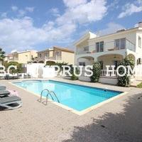 Villa at the first line of the sea / lake, in the suburbs in Republic of Cyprus, Eparchia Pafou, 160 sq.m.