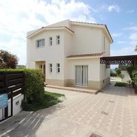 Villa at the first line of the sea / lake, in the suburbs in Republic of Cyprus, Eparchia Pafou, 160 sq.m.