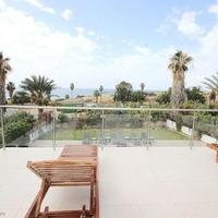 Villa at the first line of the sea / lake, in the suburbs in Republic of Cyprus, Eparchia Pafou, 160 sq.m.