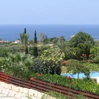 Вилла на первой линии моря/озера на Кипре, Пафос, 210 кв.м.