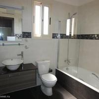 Вилла на первой линии моря/озера на Кипре, Пафос, 210 кв.м.