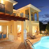 Villa in the city center, at the first line of the sea / lake, in the suburbs in Republic of Cyprus, Eparchia Pafou, 160 sq.m.