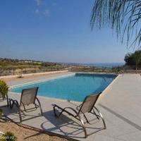 Дом на второй линии моря/озера, в пригороде на Кипре, Пафос, 467 кв.м.