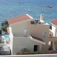 Вилла в центре города, на первой линии моря/озера, в пригороде на Кипре, Пафос, 385 кв.м.