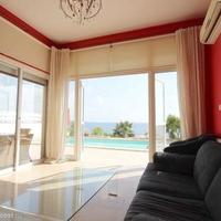 Вилла в центре города, на первой линии моря/озера, в пригороде на Кипре, Пафос, 385 кв.м.