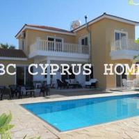 Вилла в центре города, на первой линии моря/озера на Кипре, Пафос, 165 кв.м.