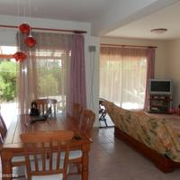 Дом в центре города, на первой линии моря/озера, в пригороде на Кипре, Пафос, 130 кв.м.