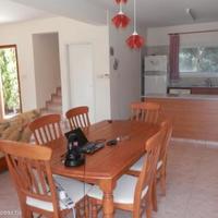 Дом в центре города, на первой линии моря/озера, в пригороде на Кипре, Пафос, 130 кв.м.