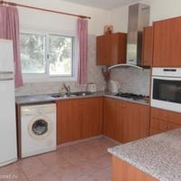 Дом в центре города, на первой линии моря/озера, в пригороде на Кипре, Пафос, 130 кв.м.